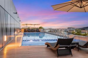DoubleTree by Hilton Vientiane内部或周边的泳池