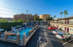 an overhead view of a parking lot with a pool at Alpine Inn near Convention Center and the Park in Anaheim