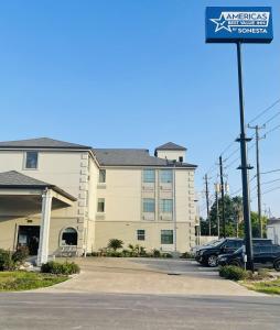 un edificio con una señal de calle delante en Americas Best Value Inn La Porte, en La Porte