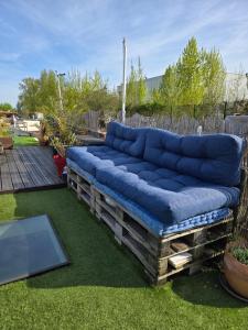 a large blue couch sitting on the grass at Atypique chambre sur péniche in Strasbourg