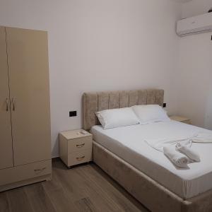 Postel nebo postele na pokoji v ubytování Guesthouse vlore