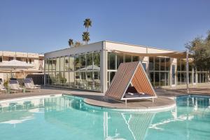 Bazén v ubytování Ace Hotel and Swim Club Palm Springs nebo v jeho okolí