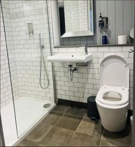 オーカムにあるThe Angler Hotelのトイレ、洗面台、シャワー付きのバスルーム