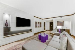 un soggiorno con un divano e una TV di Harrah's Resort Atlantic City by Suiteness ad Atlantic City