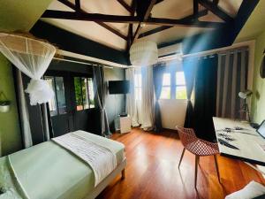 Postel nebo postele na pokoji v ubytování OASIS Suite