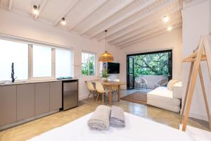 a kitchen and living room with a couch and a table at Apartamentos Primavera Manila by HOUSY HOST in Medellín