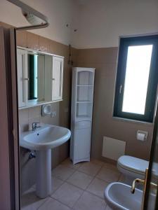 サン・テオドーロにあるResidence La Funtanaの洗面台とトイレ付きのバスルーム