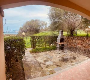 サン・テオドーロにあるResidence La Funtanaの石壁と屋外オーブンの眺め