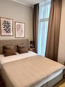 a bedroom with a large bed and a window at Dresden Frauenkirche 8 Personen in Dresden