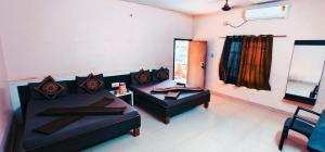 una sala de estar con 2 camas en una habitación en Best Family Hotel in Dwarka - AC & Non AC Deluxe Room -Laxmii, en Dwarka 17 fotos más