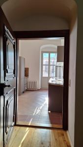 Televisyen dan/atau pusat hiburan di Stadtpalais Domblick-Suite 4 Zimmer mit Balkon maximal 6 Personen
