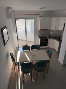 Kuchyň nebo kuchyňský kout v ubytování Apartment near Lungo Mare beach