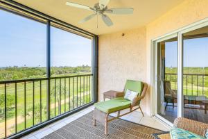 Half-Mi to Jupiter Beach Condo with Ocean Views!的阳台或露台