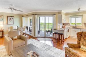 Half-Mi to Jupiter Beach Condo with Ocean Views!的休息区