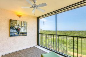 Half-Mi to Jupiter Beach Condo with Ocean Views!的阳台或露台