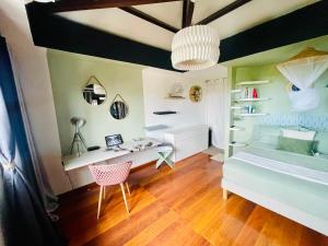 Voodi või voodid majutusasutuse OASIS Suite toas