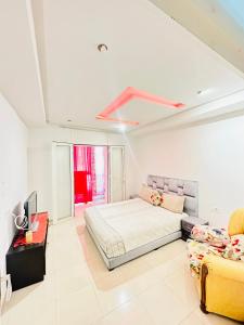 Ένα ή περισσότερα κρεβάτια σε δωμάτιο στο ONOMSUIT-Appartement en plein centre ville RABAT