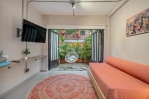 a living room with a couch and a television at Apartamentos Manila Casapa by Housy Host in Medellín