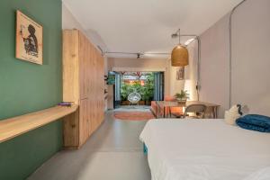 a bedroom with a bed and a dining room at Apartamentos Manila Casapa by Housy Host in Medellín