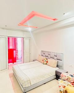 Ένα ή περισσότερα κρεβάτια σε δωμάτιο στο ONOMSUIT-Appartement en plein centre ville RABAT