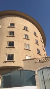 达曼صفاء المسكن的侧面有窗户的高楼