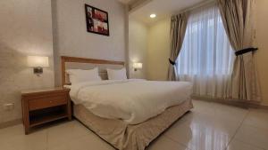 达曼صفاء المسكن的一间卧室，配有一张大床和一扇窗户。