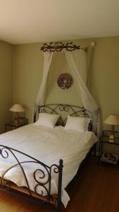 ein Schlafzimmer mit einem Himmelbett und zwei Lampen in der Unterkunft B&B Dreamcottage in Knokke-Heist