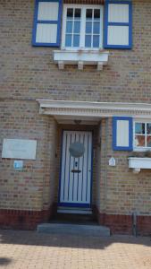 eine Eingangstür eines Backsteingebäudes mit einer blauen Tür in der Unterkunft B&B Dreamcottage in Knokke-Heist