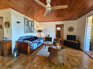 una camera da letto con un letto, un tavolo e delle sedie di Villa des cèdres La Franqui a Leucate