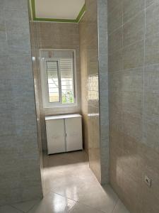 a bathroom with a shower with a window at شقة مفروشة بالقصر الكبير in Ksar el Kebir