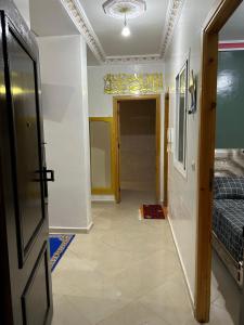 a hallway with a door leading to a bedroom at شقة مفروشة بالقصر الكبير in Ksar el Kebir