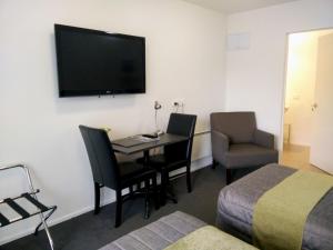 Posezení v ubytování Airport Palms Motel
