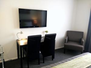 TV a/nebo společenská místnost v ubytování Airport Palms Motel