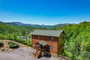 Nespecifikovaný výhled na hory nebo výhled na hory při pohledu z prázdninového domu