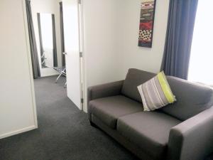 Posezení v ubytování Airport Palms Motel