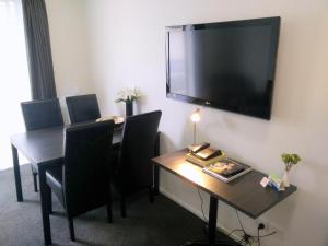 TV a/nebo společenská místnost v ubytování Airport Palms Motel