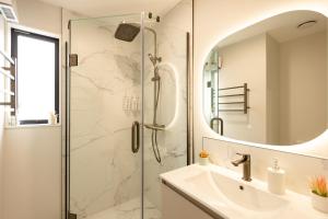 Ένα μπάνιο στο Brand New 3BR Home with Parking +23 φωτογραφίες