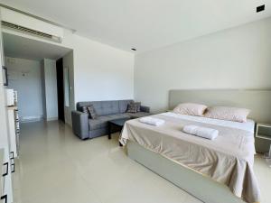 Uma cama ou camas num quarto em Cozy Studio Apt @ G-cribs El Gouna with a View.