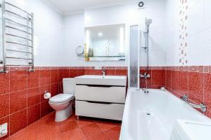 Un baño con inodoro, bañera y lavabo. en Duplex on Main Square, en Leópolis 29 fotos más