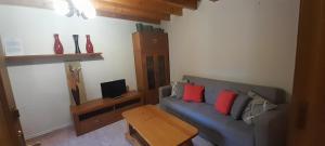 TV a/nebo společenská místnost v ubytování Casa de Aldea La Jaya I