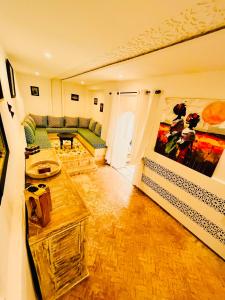 Χώρος καθιστικού στο Riad Darna 4 chambres avec piscine et petit déjeuner