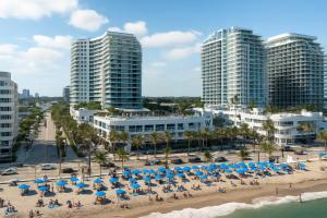 una spiaggia con ombrelloni e persone sulla sabbia e edifici di 2BR W Resort, Birds eye view of it all, Professionally Designed a Fort Lauderdale