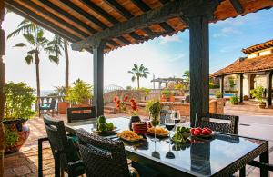 プエルト・バジャルタにあるVilla Celesteのパティオの上にテーブルと食べ物