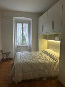 een slaapkamer met een groot bed en een raam bij Galleria sul Mare in Trieste