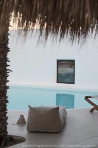 ELLI TROPiCAL LUXURY SUITES SUNSET-INFINITY POOL- SEA SIDE-NEAR CENTER PARKING内部或周边的泳池