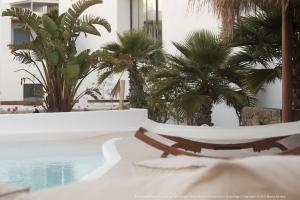 ELLI TROPiCAL LUXURY SUITES SUNSET-INFINITY POOL- SEA SIDE-NEAR CENTER PARKING内部或周边的泳池