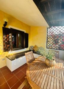a room with a bench and a stained glass window at Sea&Sage 4 Spiagge Raggiungibili a piedi, Per famiglie con tutti i servizi in Porto San Paolo