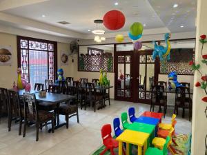 una sala da pranzo con tavoli e sedie in un ristorante di Hotel Mandarin a Tampico
