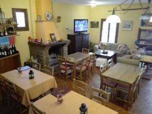 Televízia a/alebo spoločenská miestnosť v ubytovaní Casas Rurales Jardines del Visir