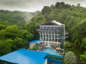 una vista aerea di un resort in montagna di El Faro Containers Beach Hotel a Manuel Antonio